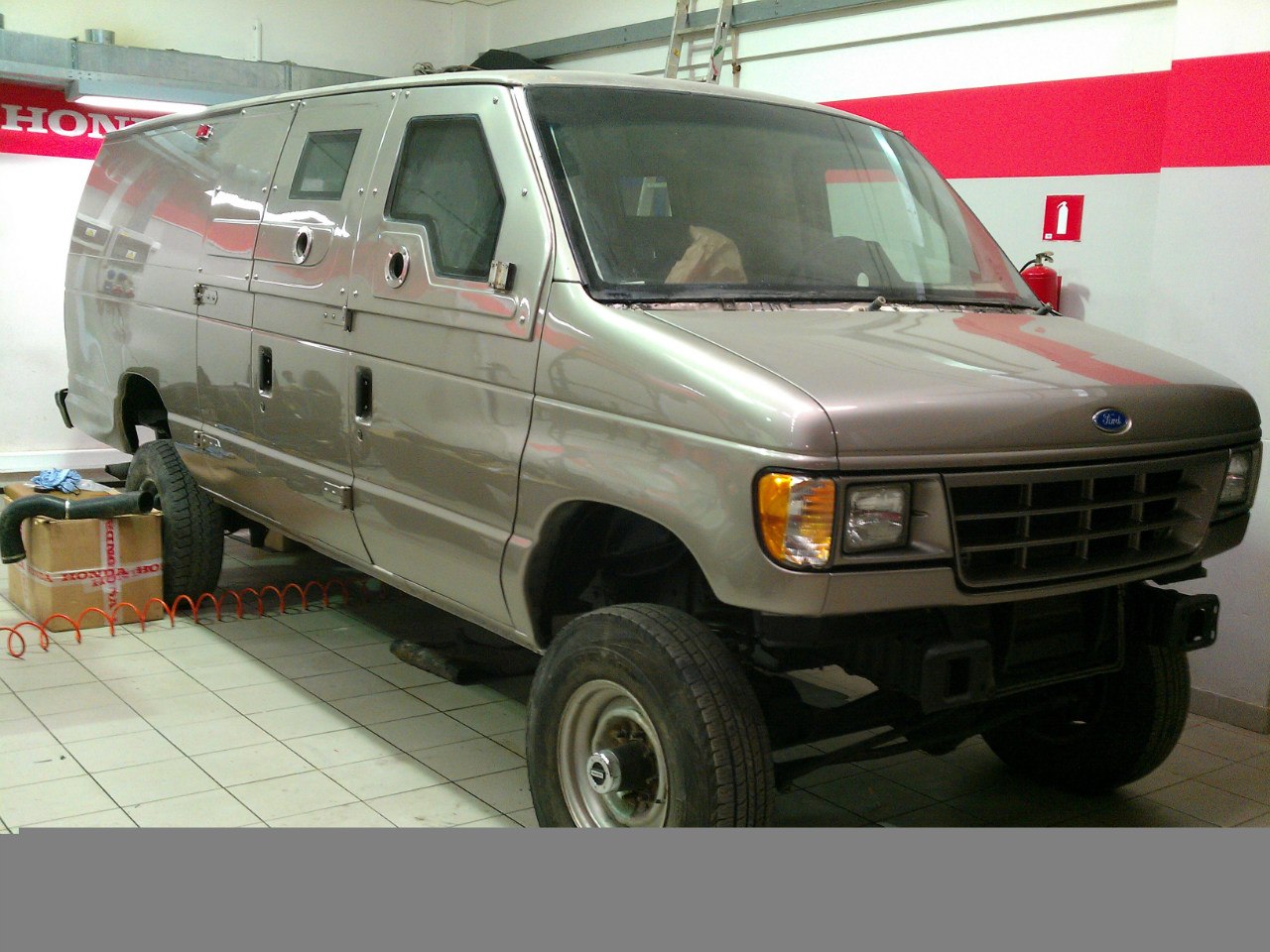 Броневик Ford Econoline